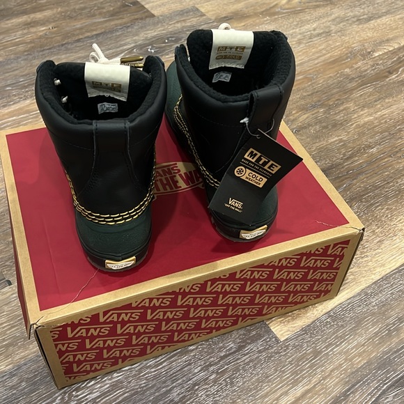 Vans standard mid snow MTE.   U.S. size 10 - Picture 3 of 5